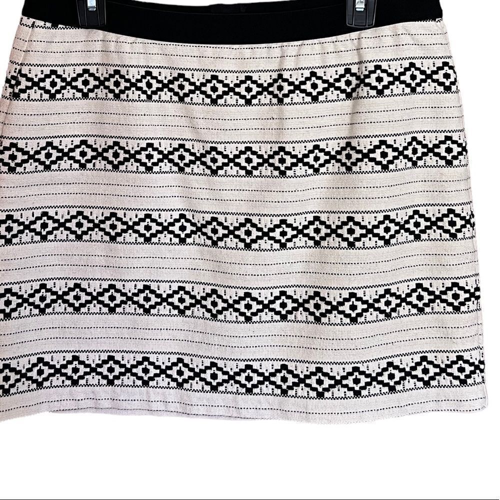 Gap black‎ and white geometric print fully lined mini skirt size 8